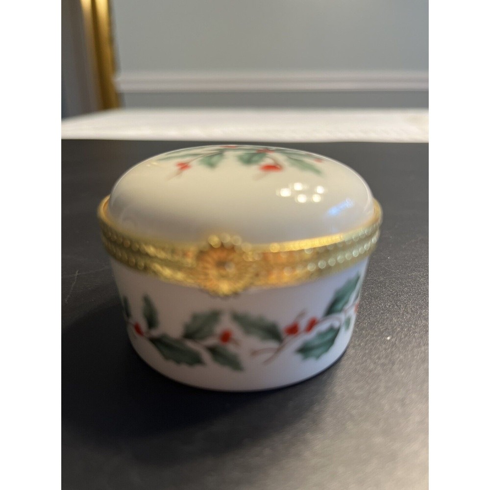 Lenox Trinket Box Hinged Lid Round Holiday Holly Berries Christmas Jewelry Jar - Picture 1 of 10